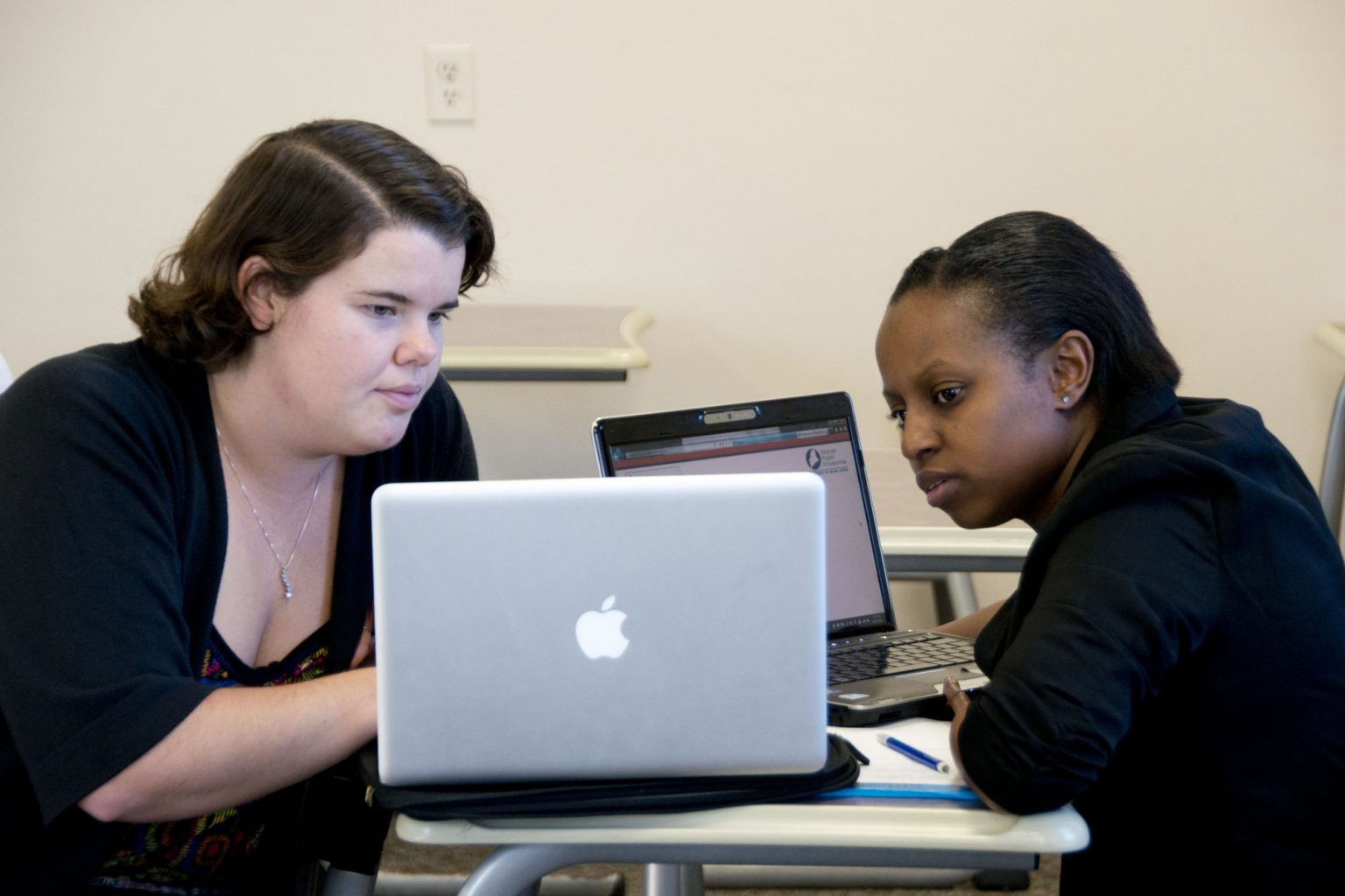 2 female students looking at computer screen