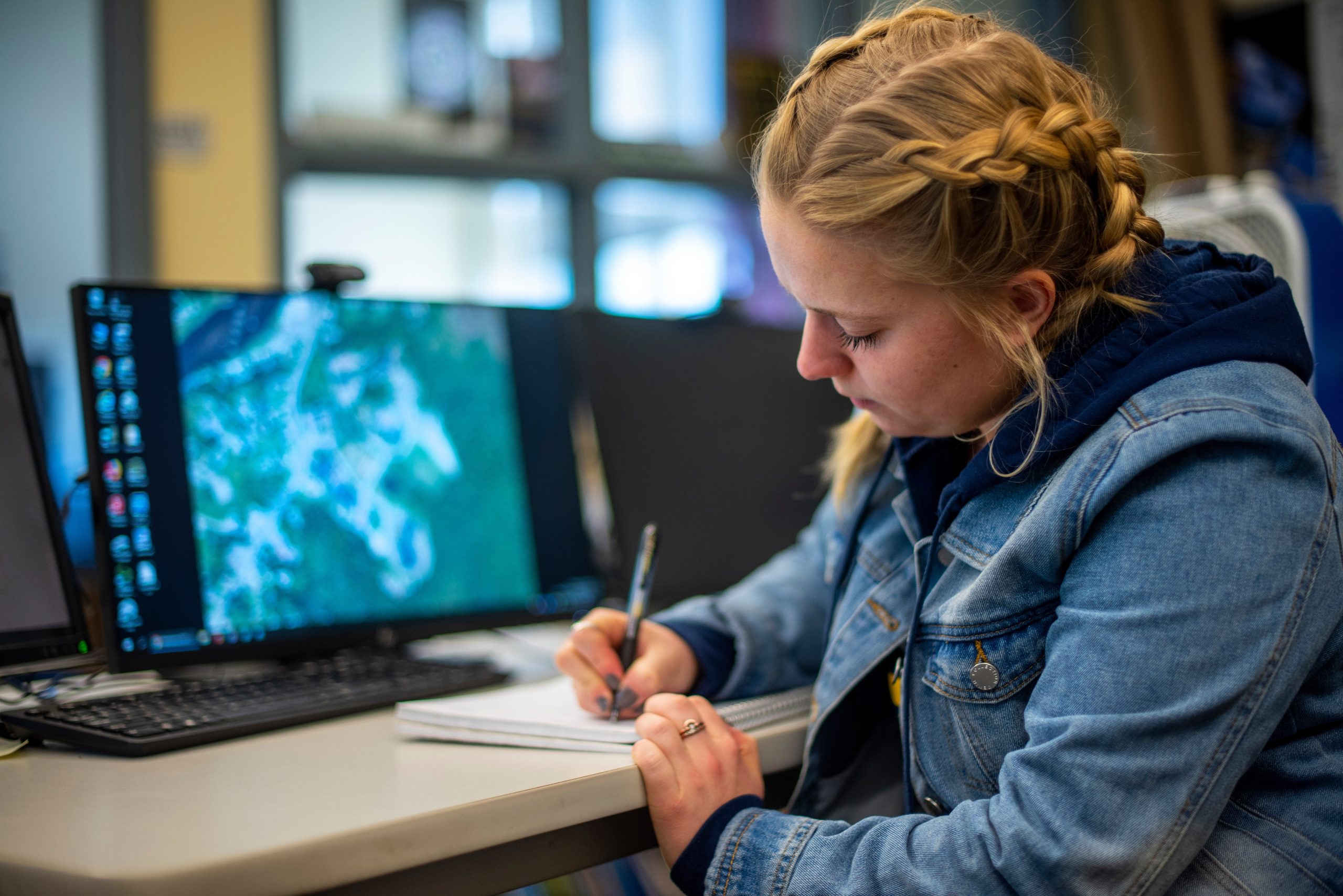 Student studying with a spatial map on their computer