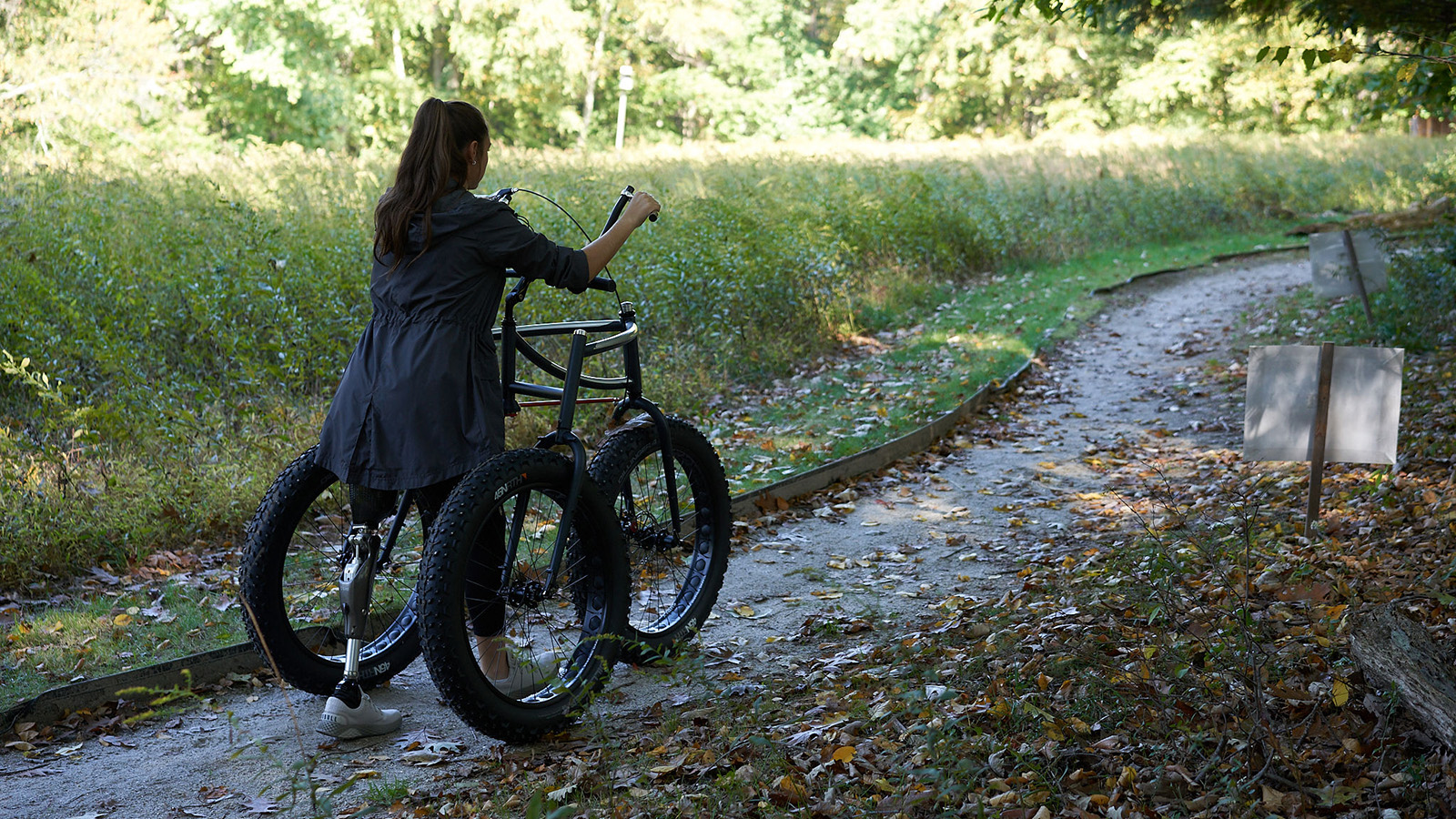 Person using a mobella afari on a trail